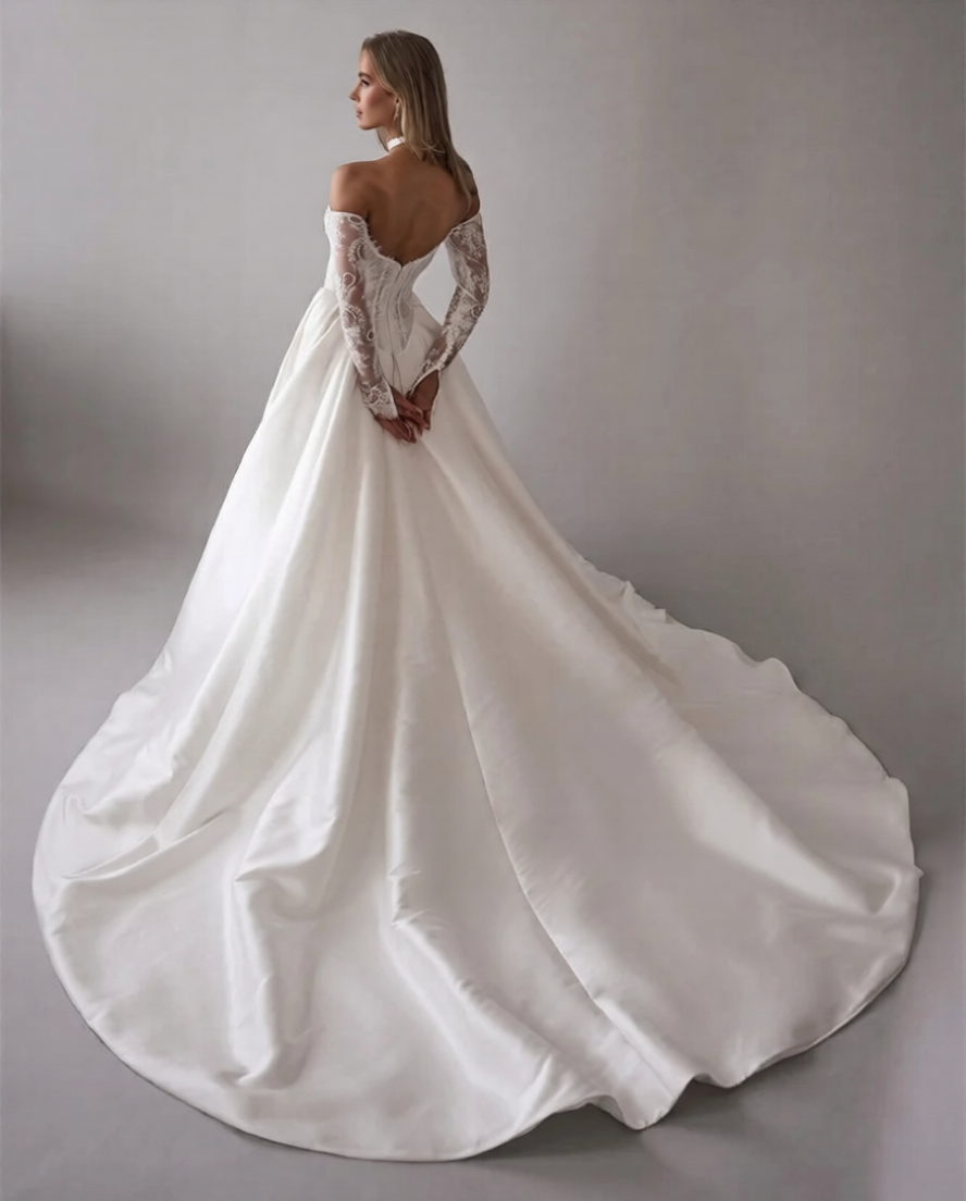 Robe de mariée élégante de Robe de mariée Paris avec dentelle fine et bustier en satin, portée en première plan.
