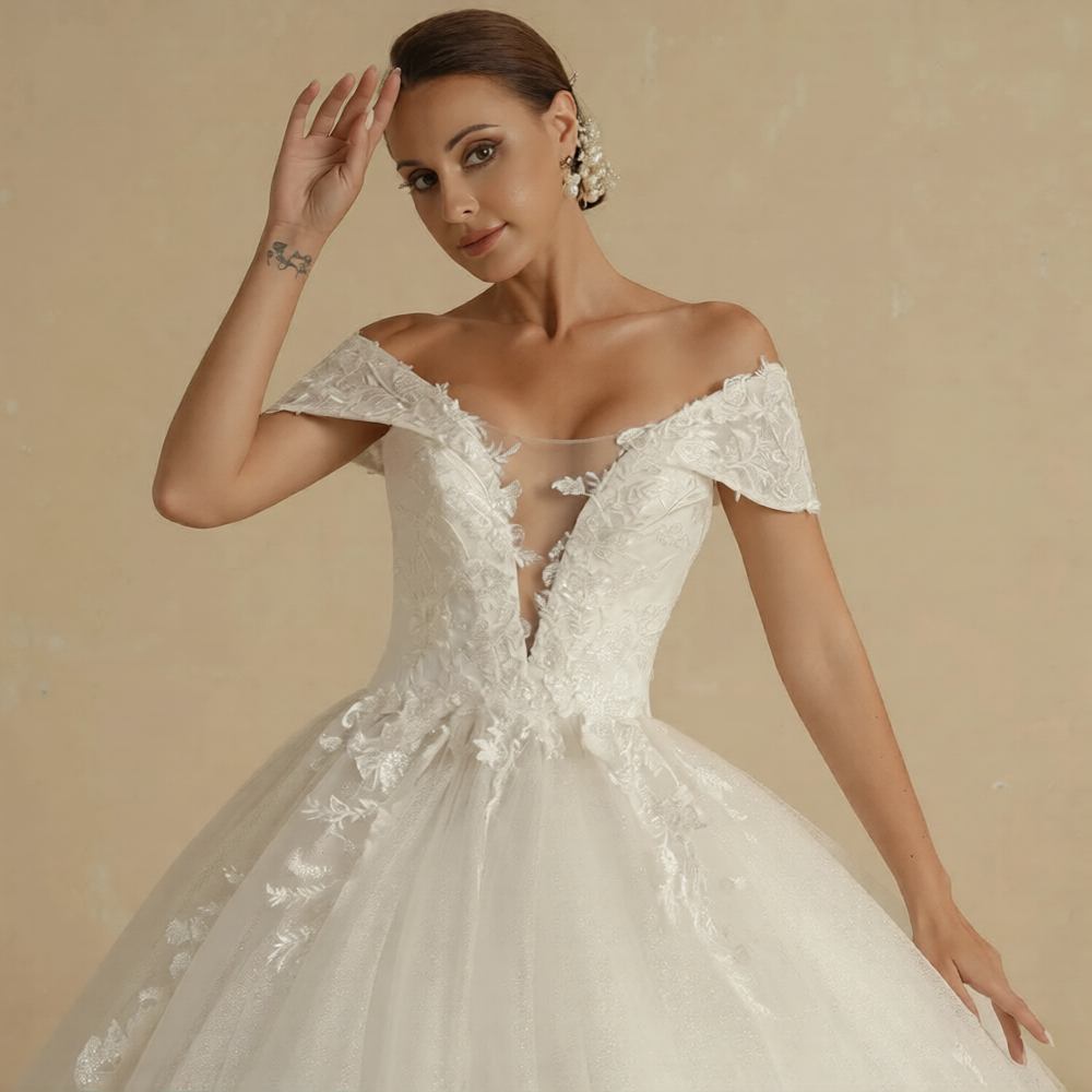 Robe de mariée ange de Robe de mariée Paris, robe blanche avec dentelle et détail élégant, vue de face sur fond neutre.