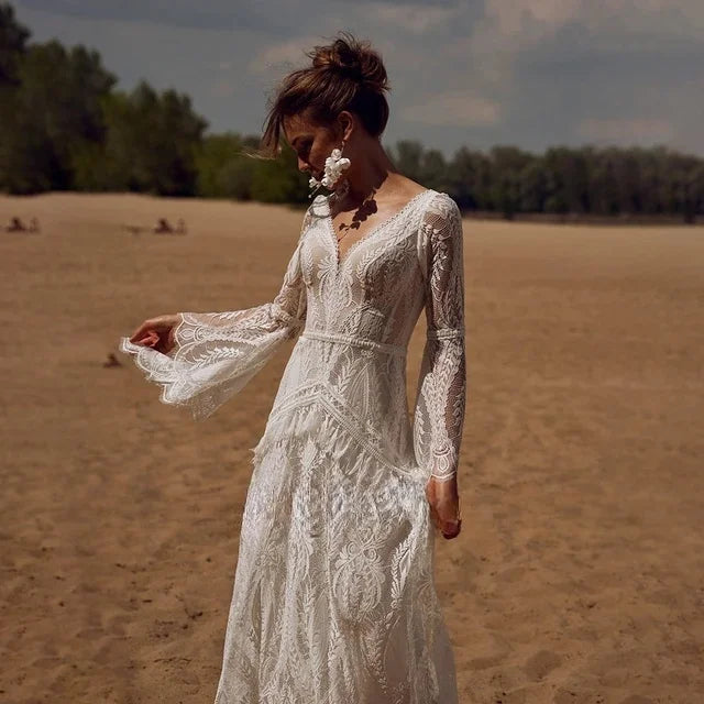 Robe de mariée bohème chic avec dentelle, décolleté en V et manches longues, style hippie bohème pour mariage romantique.