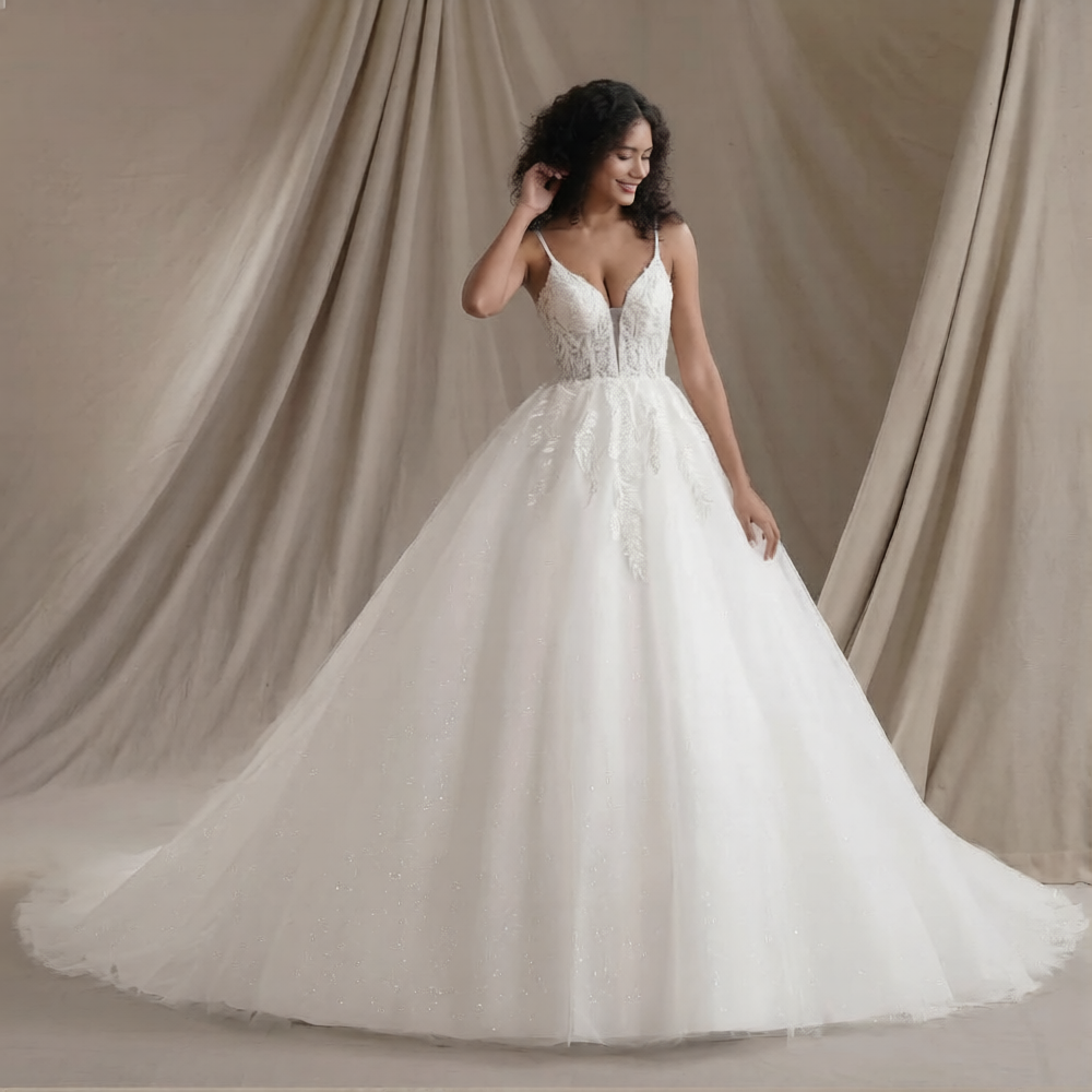 Robe de mariée empire blanche de la marque Robe de Mariée Paris, style élégant avec taille haute et détails raffinés.