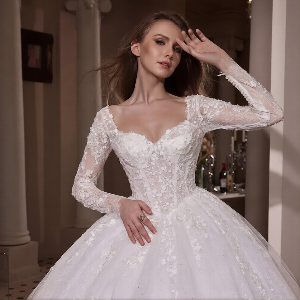 Robe de mariée princesse avec strass et paillettes, robe de mariée Paris, détails élégants et tissu brillant visible sur l'image.
