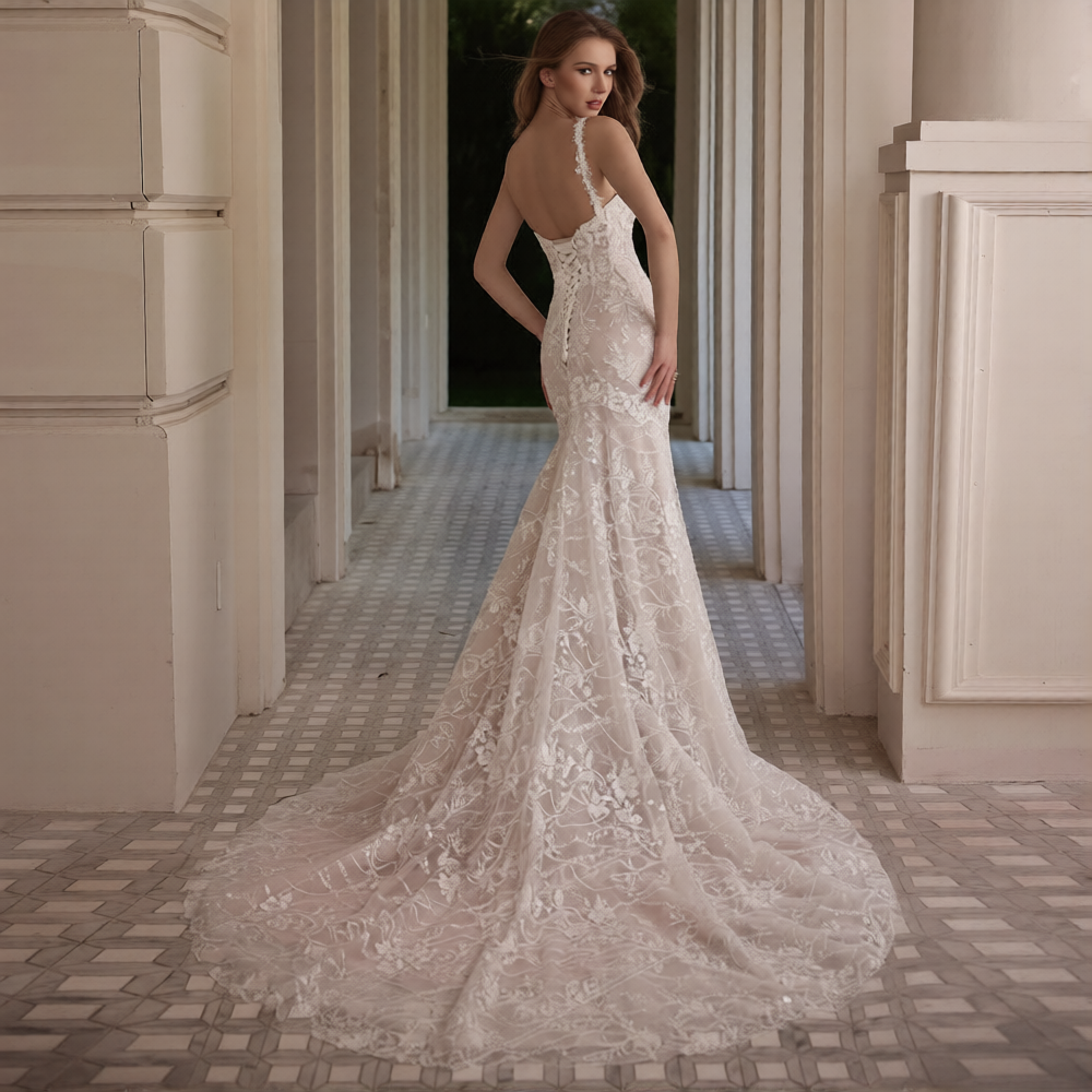Robe de mariée fourreau Robe de mariée Paris avec décolleté en V et dentelle élégante, ajustée à la silhouette.