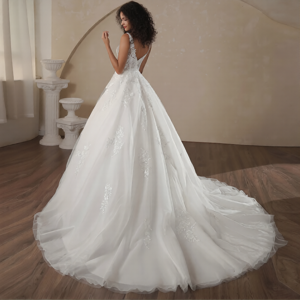 Robe de mariée bretelle blanche de Robe de mariée Paris, élégante avec détails en dentelle et tissu fluide.