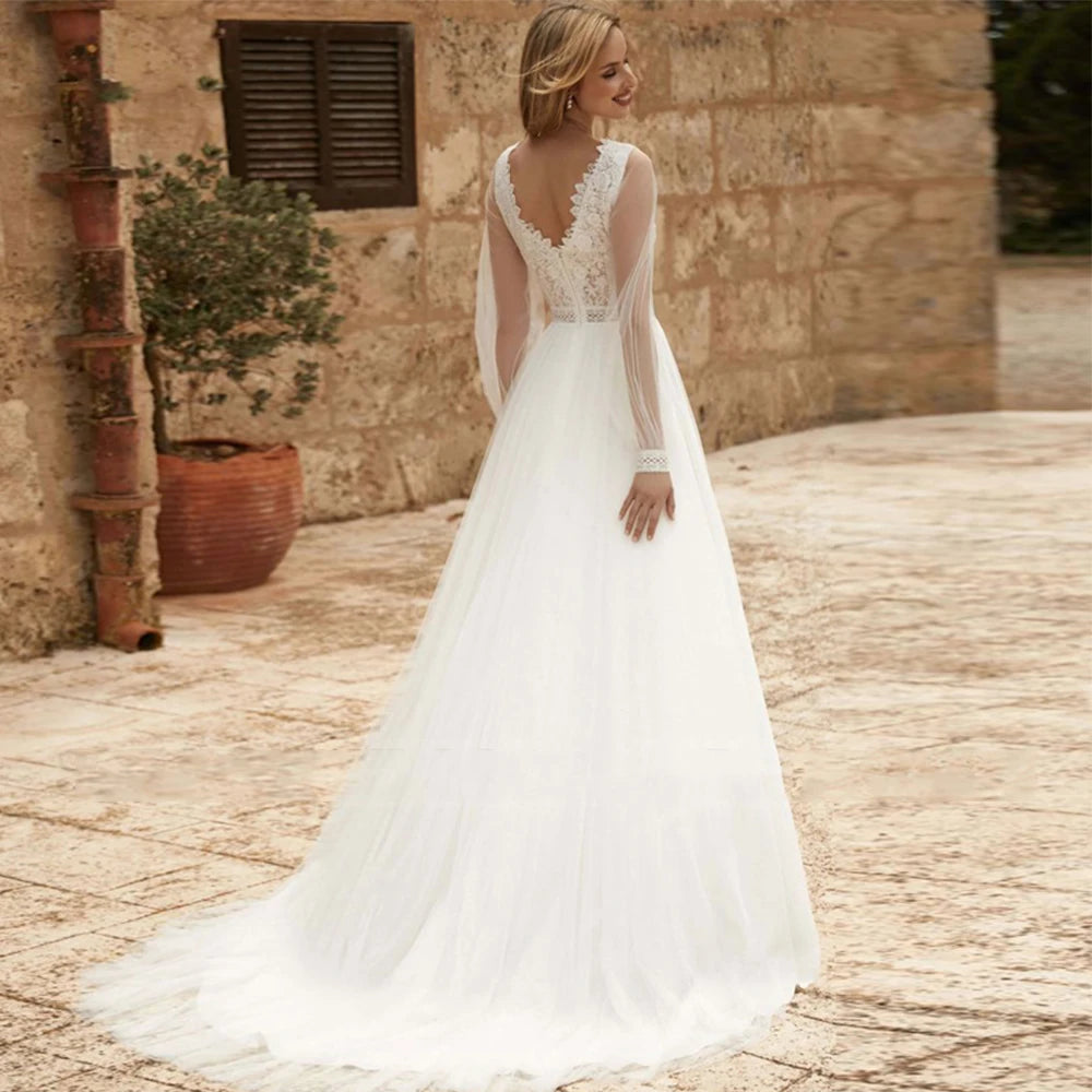 Robe de mariée bohème champêtre en dentelle avec bustier fluide et jupe longue, style romantique et bohème, portée par une mariée.