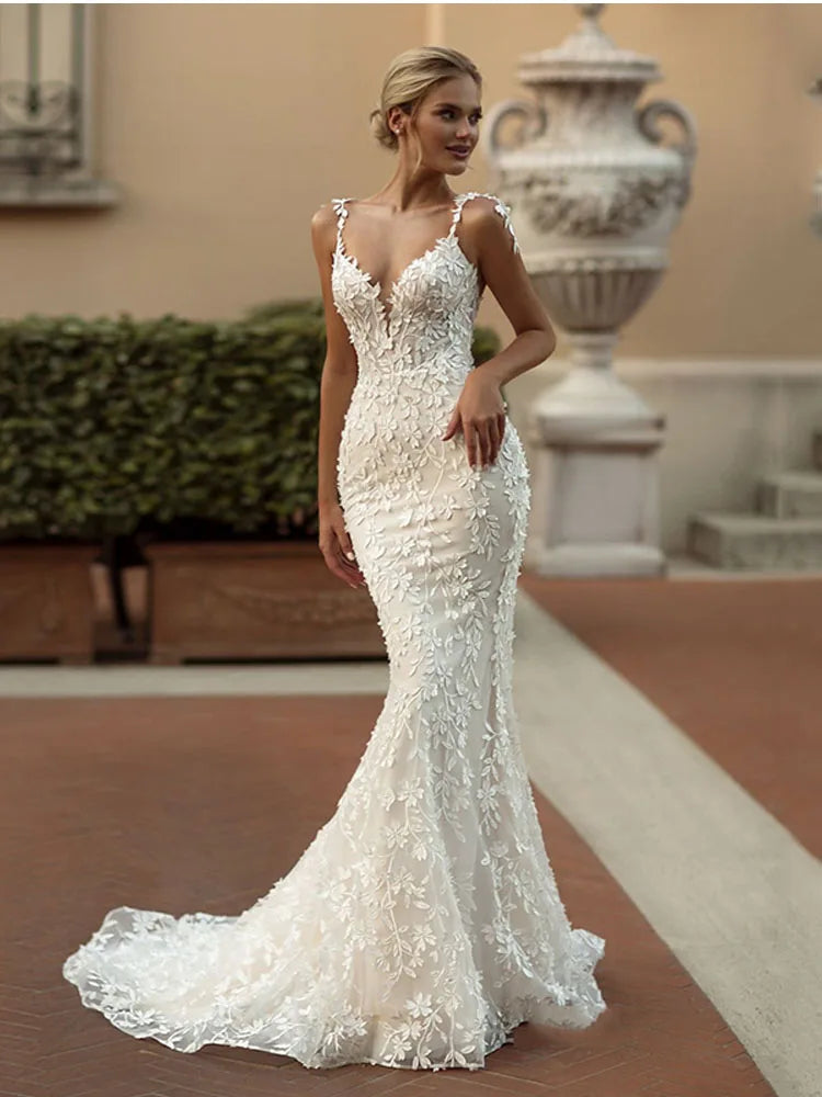 Robe de mariée sirène princesse en satin blanc avec bustier en corsage et jupe évasée, vue de face, par Robe de Mariée Paris