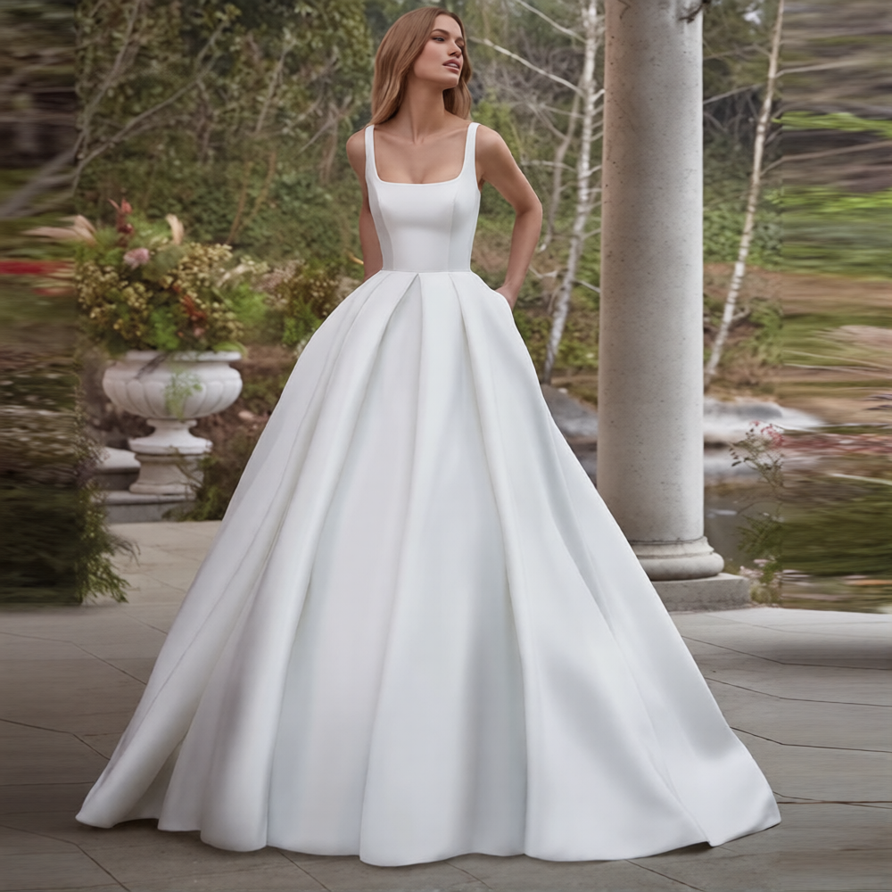 Robe de mariée col américain de Robe de mariée Paris, silhouette élégante et dentelle fine, portée en satin blanc brillante.