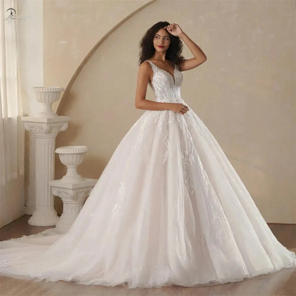 Robe de mariée Paris à bretelles fines en tissu léger, élégante et raffinée pour une occasion spéciale.