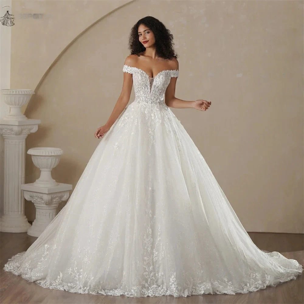 Robe de mariée blanche de la marque Robe de mariée Paris, avec dentelle et jupe fluide, vue de face.