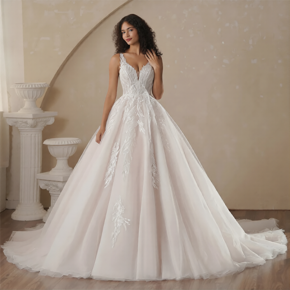Robe de mariée Paris à bretelles fines en tissu élégant, vue de face avec détails délicats et finition raffinée.