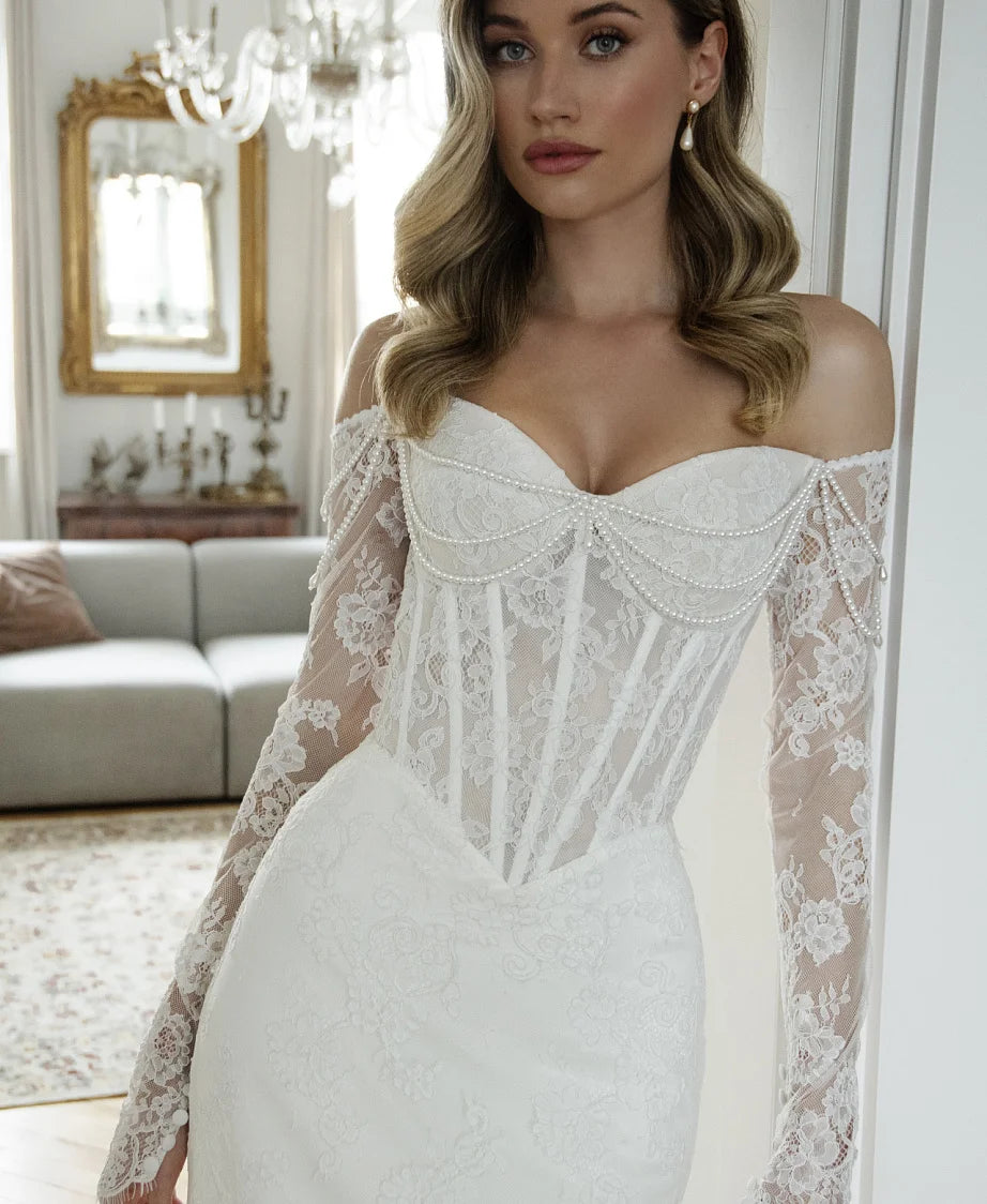 Robes de mariée col V de la marque Robe de mariée Paris, détail du tissu et de la coupe élégante pour cérémonie nuptiale