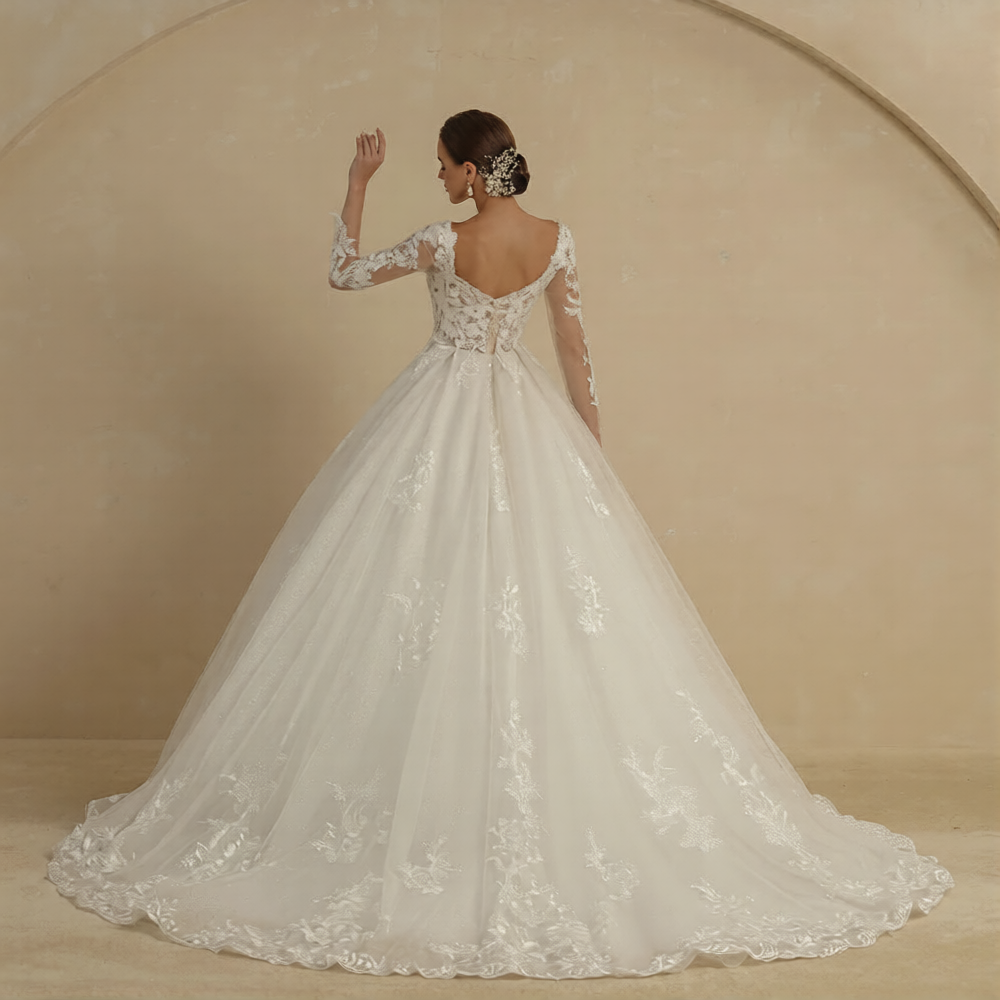 Robe de mariée en soie de la marque Robe de mariée Paris, détail de la robe blanche avec décolleté élégant.