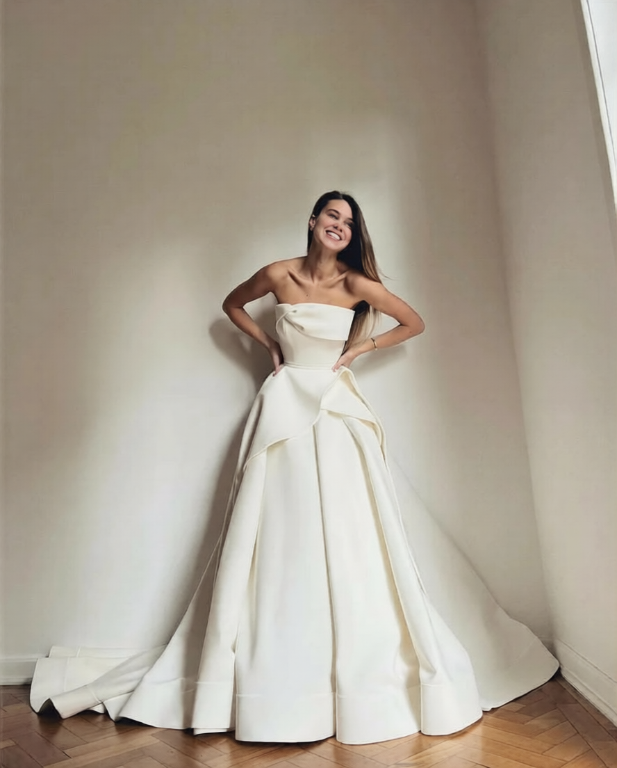 Robe de mariée col bateau de la marque Robe de mariée Paris, élégante avec un col bateau en tissu blanc brillant.