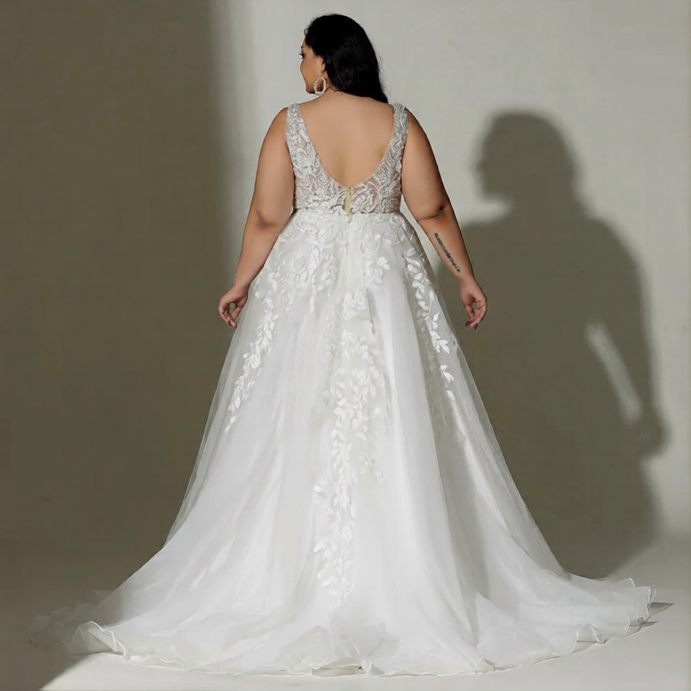 Robe de mariée pour femme grande taille de style rond, par Robe de mariée Paris, en tissu blanc élégant.