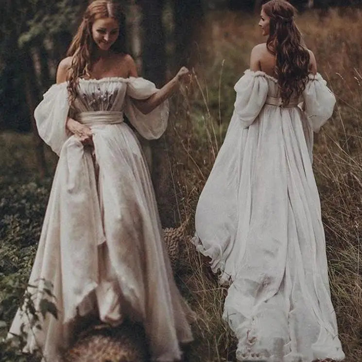 Robe de mariée bohème champagne avec dentelle et décolleté en V, élégante et fluide, portée par une mariée dans une ambiance romantique.