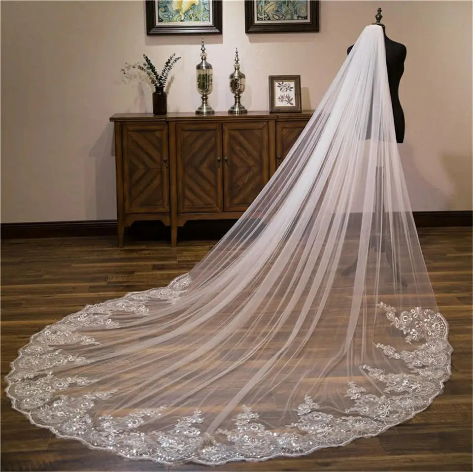 Voile de mariée bohème en dentelle avec détails délicats, parfait pour une robe de mariage romantique et élégante.