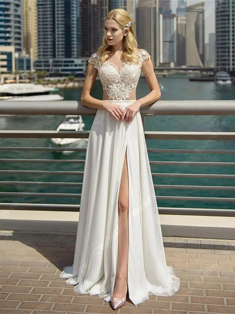 Robe de mariée bohème fendue avec dentelle délicate, style romantique et fluide, portée par la mannequin dans une ambiance élégante.