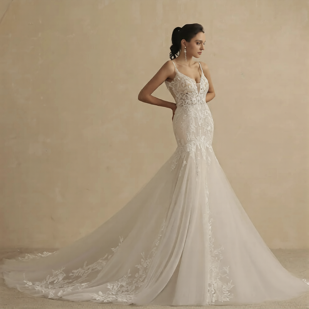 Robe de mariée blanche et or de la marque Robe de mariée Paris, détails élégants et tissu fluide, portée en mariée.