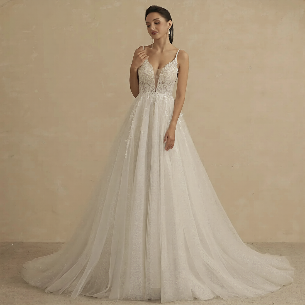 Robe de mariée simple et chic de la marque Robe de Mariée Paris, élégante robe blanche avec détails raffinés.