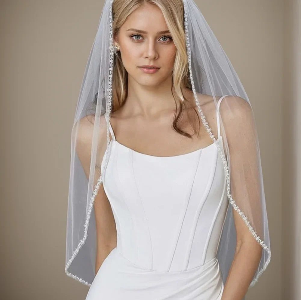 Voile de mariée court en tulle blanc, robe de mariée bohème, détail léger et élégant pour un look matrimonial romantique.
