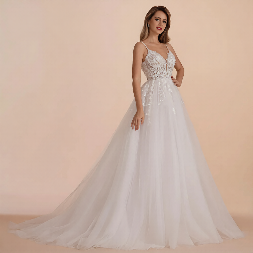 Robe de mariée glamour chic de la marque Robe de mariée Paris, avec détails élégants et tissu fluide, vue de face.