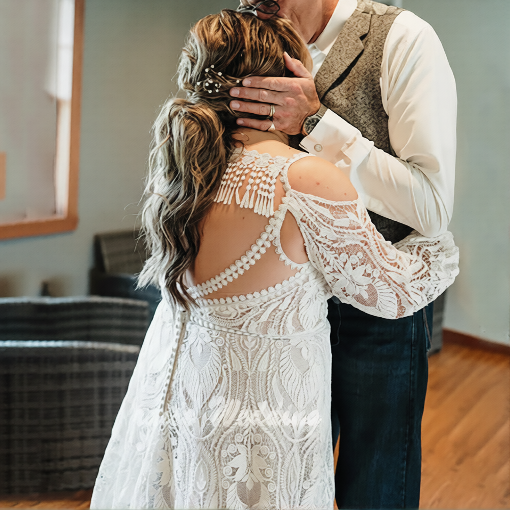 Robe de mariée taille 44 de la marque Robe de mariée Paris, détail élégant en tissu blanc avec dentelle et corsage ajusté.