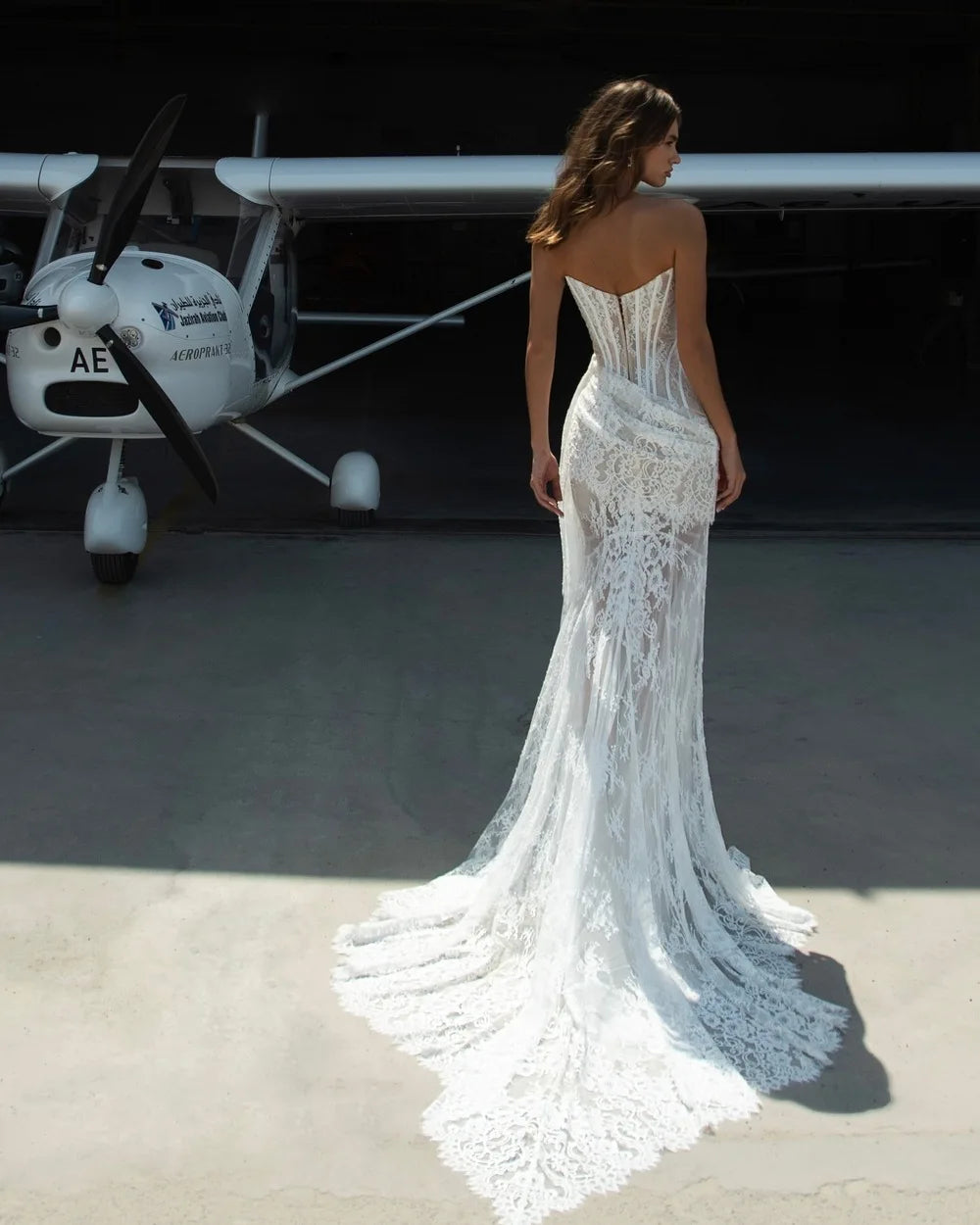 Robe de mariée petite taille de la marque Robe de mariée Paris, détail de la dentelle et silhouette élégante.