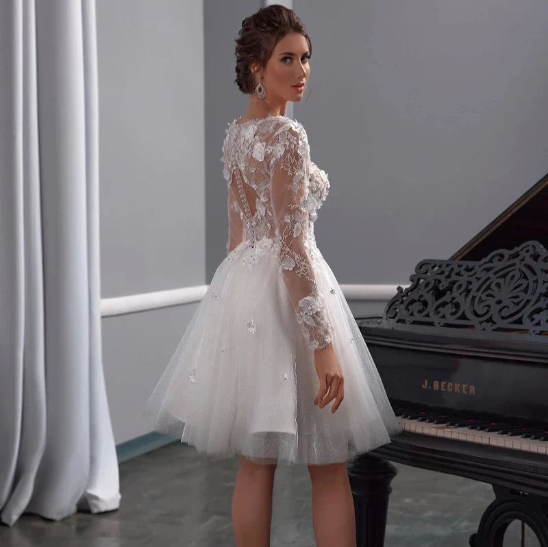 Robe de mariée bohème courte avec détails champêtres, en tissu léger, portée par une mariée dans un cadre naturel.