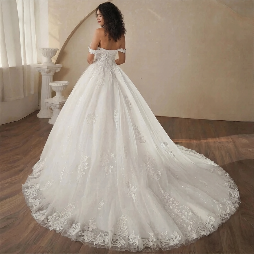 Robe de mariée évasée de la marque Robe de mariée Paris, détail de la toile en tissu blanc avec bustier et jupe fluide.