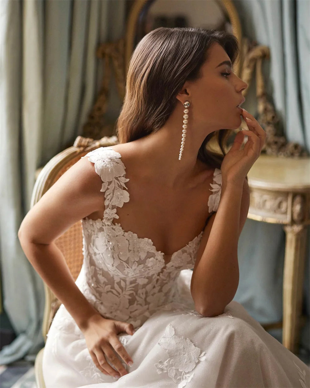 Robe de mariée année 50 de la marque Robe de mariée Paris, robe longue en satin avec dentelle et ceinture à la taille.