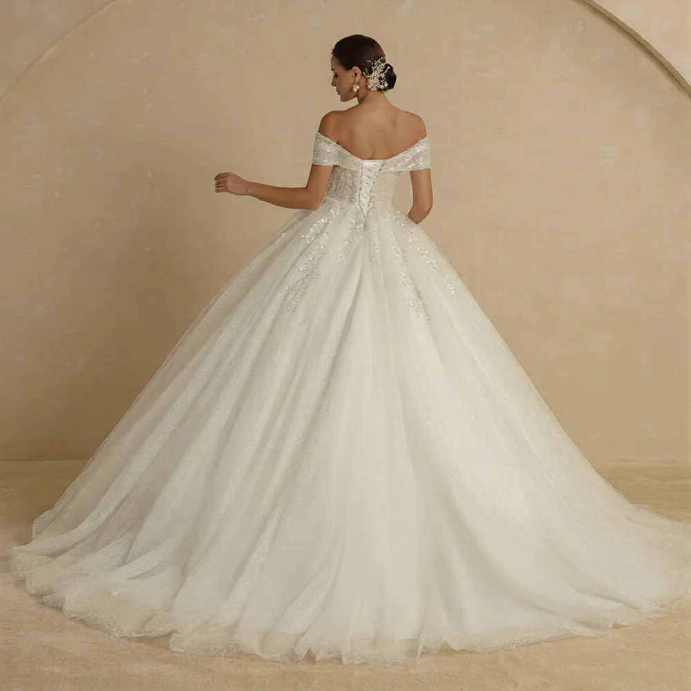 Robe de mariée chic de la marque Robe de mariée Paris, en tissu élégant avec détails raffinés, vue de l'avant.