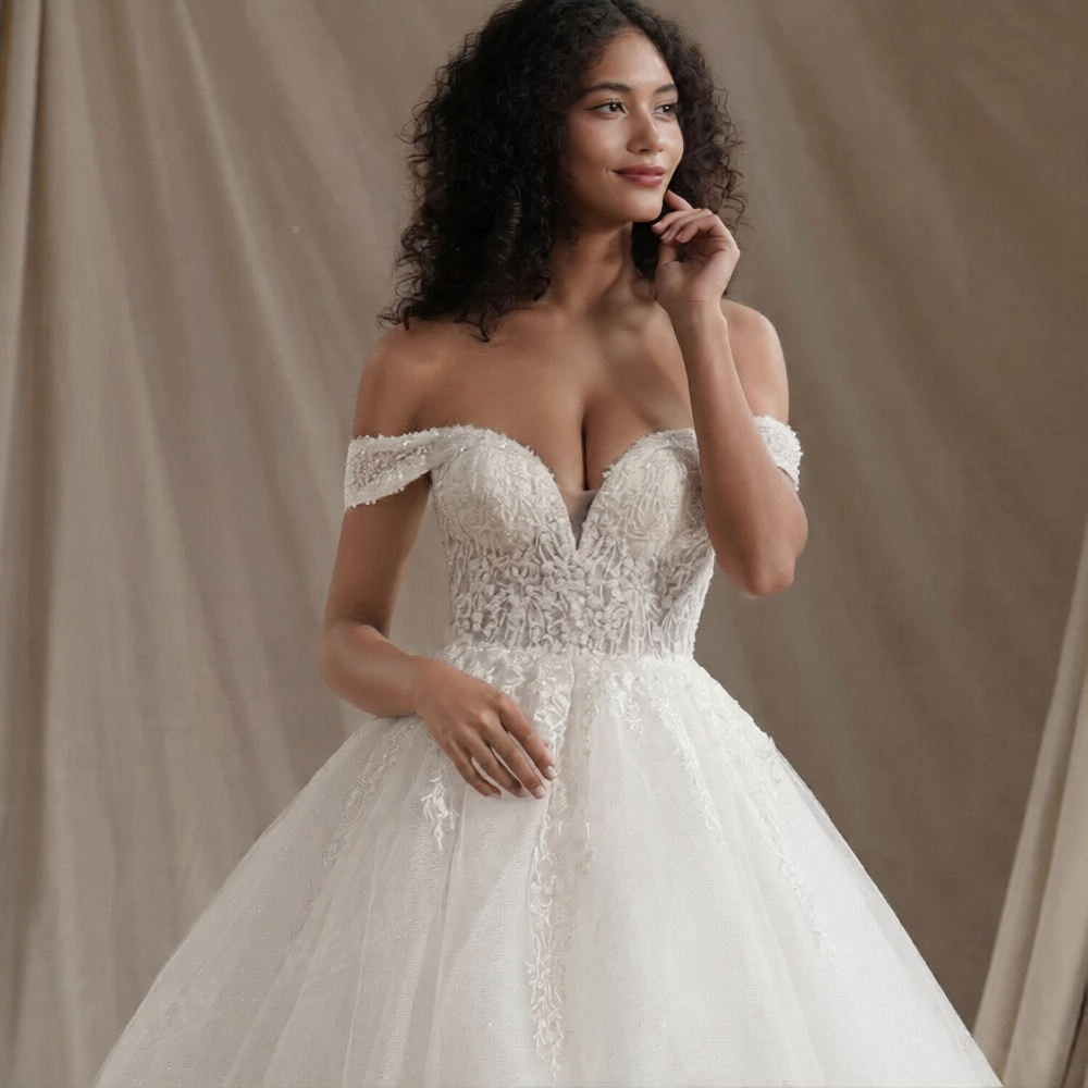Robe de mariée princesse volumineuse de Robe de mariée Paris, détail en tulle blanc avec bustier et jupe ample.