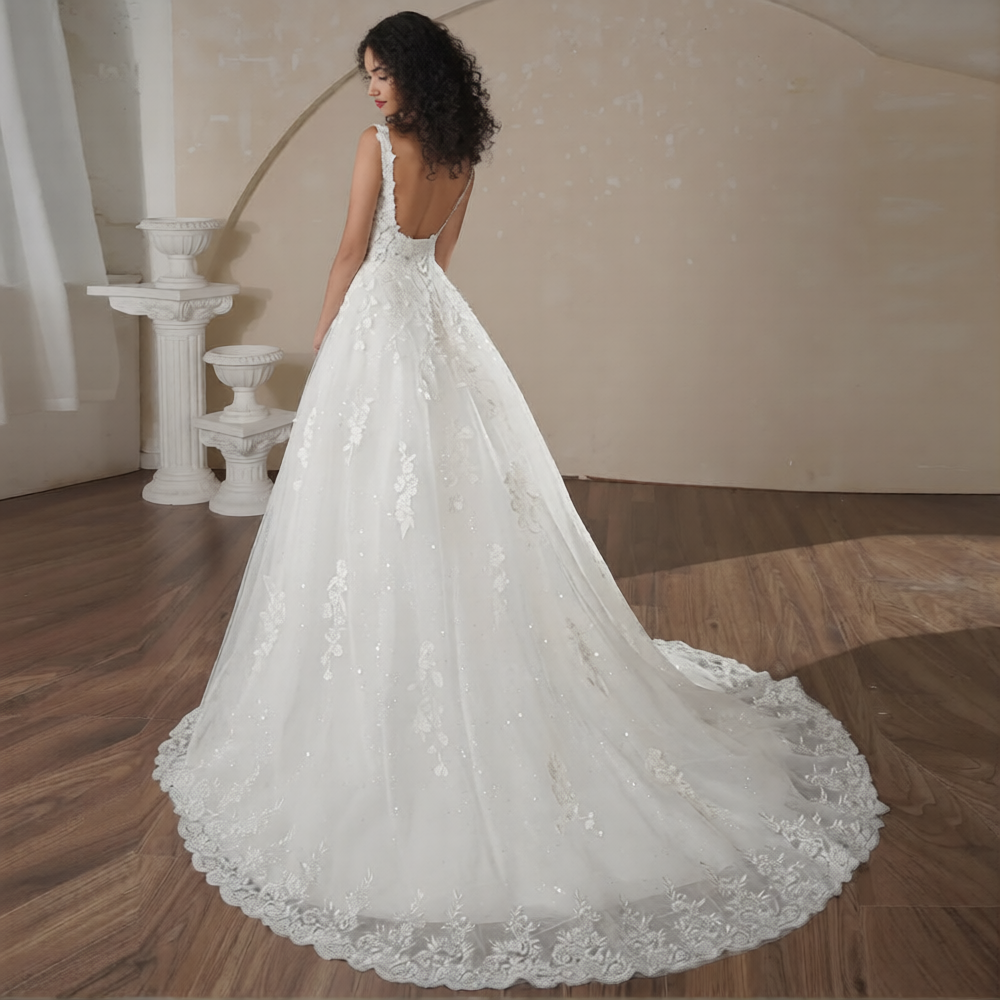 Robe de mariée fleur de la marque Robe de mariée Paris, détail de la jupe ornée de fleurs élégantes.