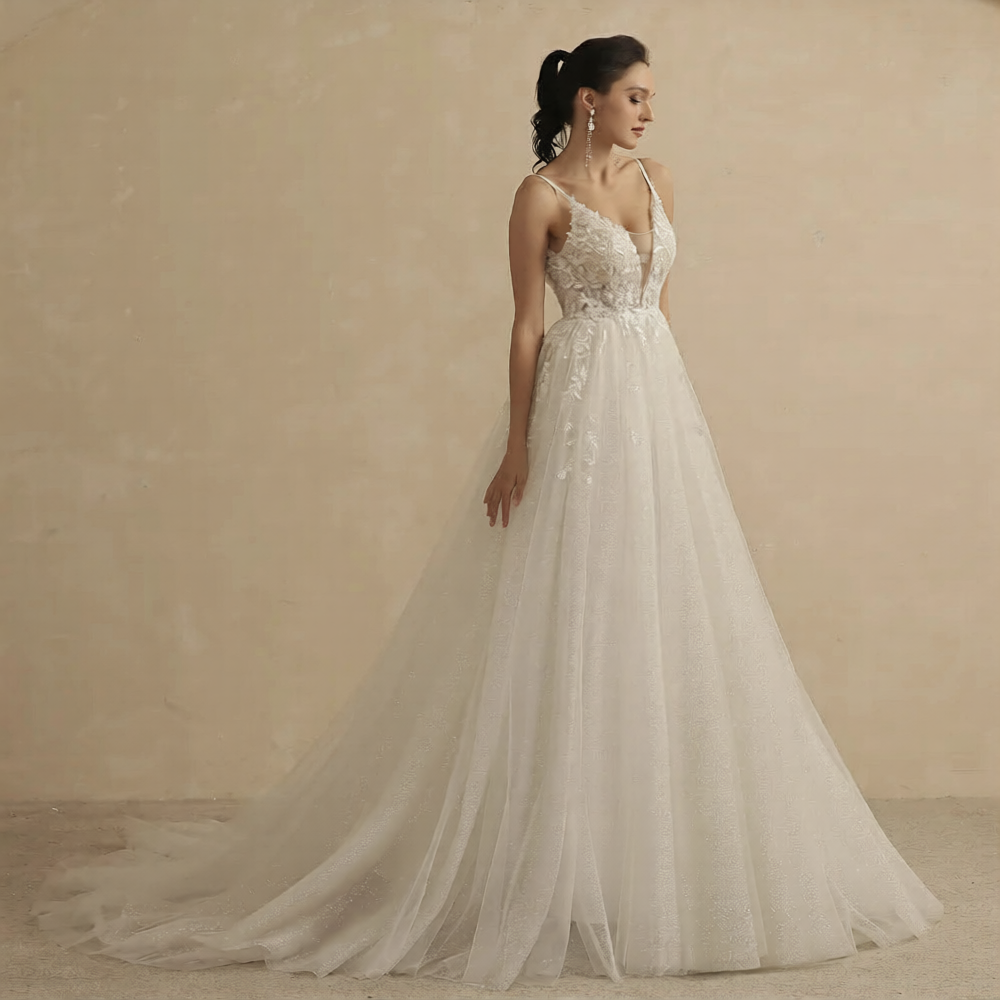 Robe de mariée simple et chic de la marque Robe de mariée Paris, longue, en tissu élégant avec décolleté sobre.
