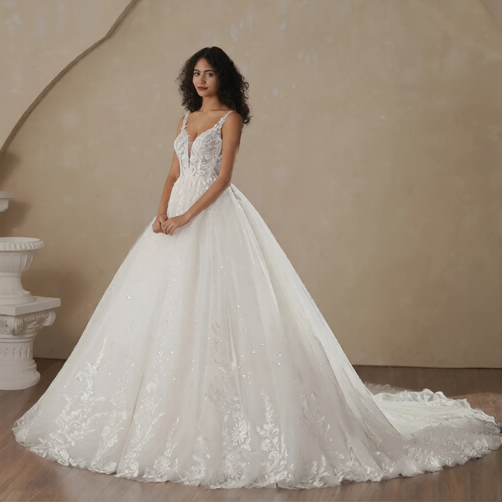 Robe de mariée bouffante de la marque Robe de Mariée Paris, en tissu blanc avec détails élégants et volume ample.