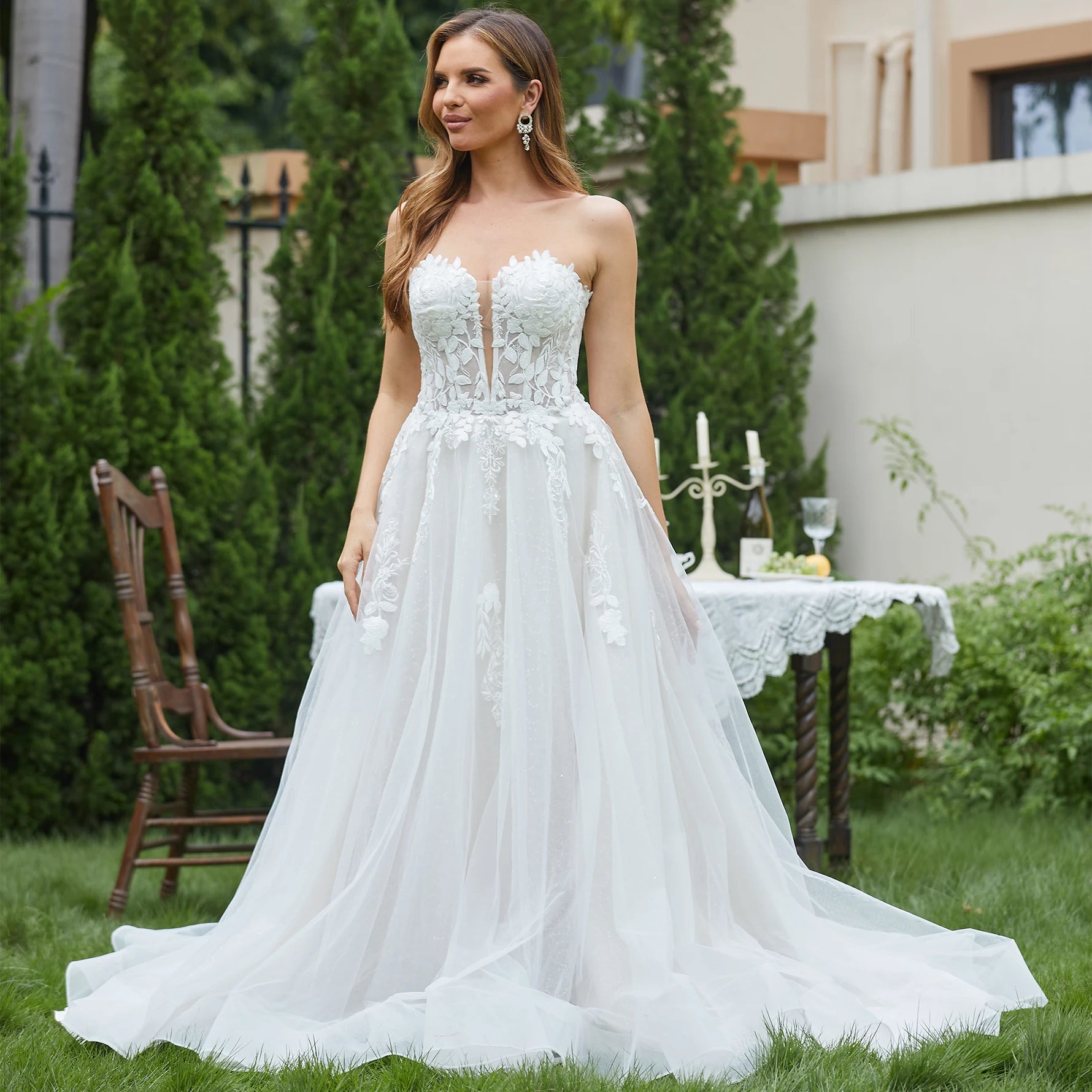Robe de mariée provençale de Robe de mariée Paris avec dentelle blanche, jupe fluide et décolleté élégant, vue de face.