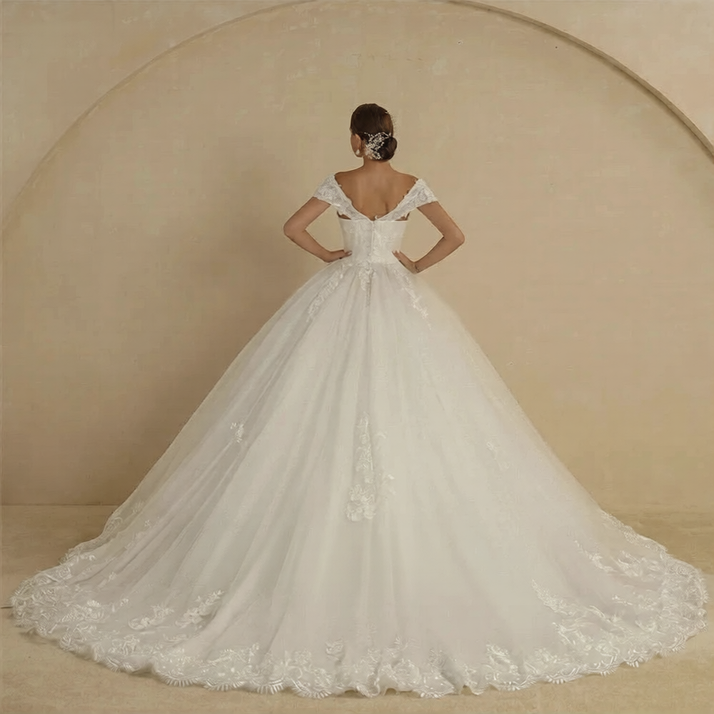 Robe de mariée ange de la marque Robe de mariée Paris, vue en gros plan avec détails de dentelle et voile élégant
