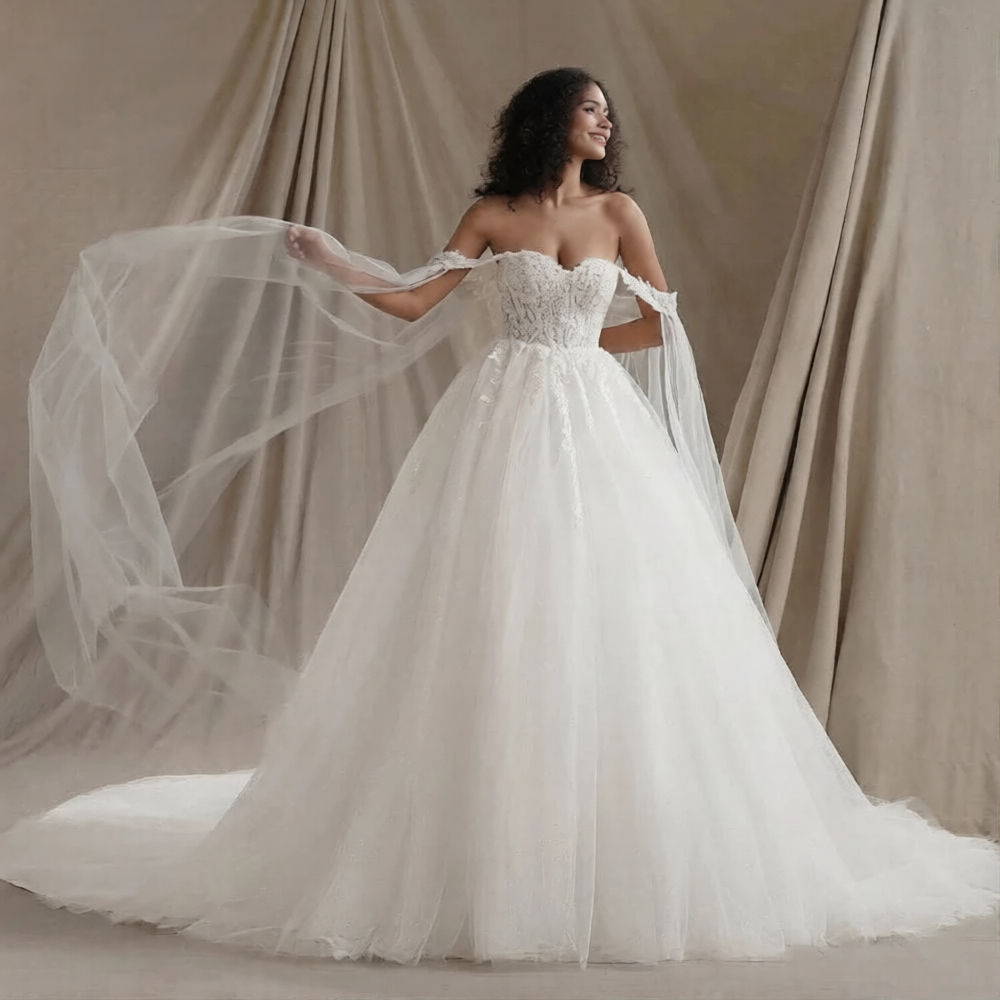 Robe de mariée épaule dénudée de Robe de mariée Paris, détail en dentelle avec bustier élégant et manchettes en tissu léger.