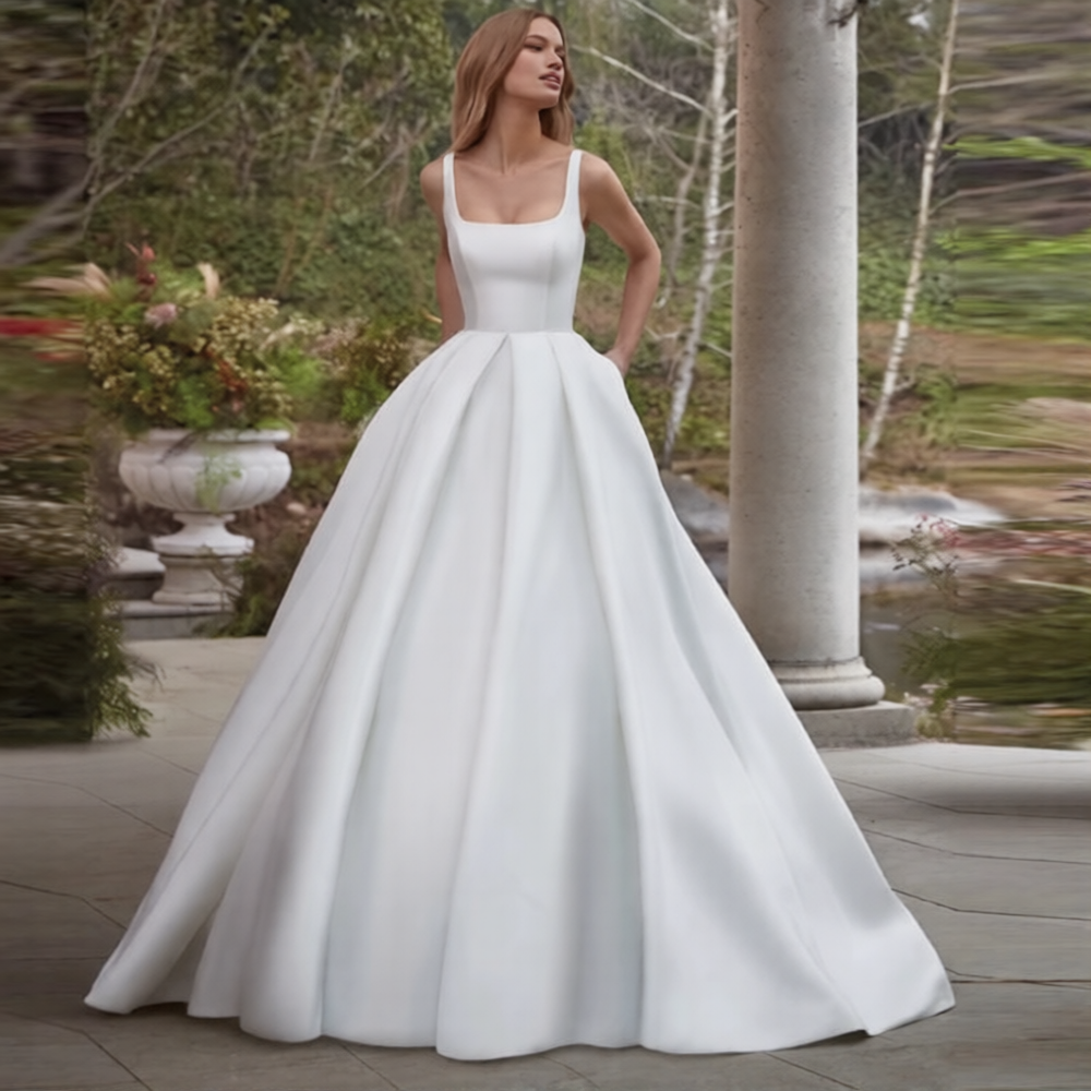 Robe de mariée col américain de Robe de mariée Paris, longue avec détails élégants, portée par un mannequin blanc.