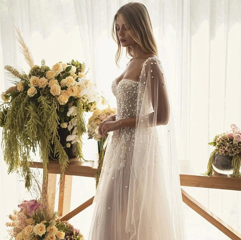 Robe de mariée bustier bohème avec dentelle délicate et jupe fluide, parfaite pour une mariée élégante et romantique.