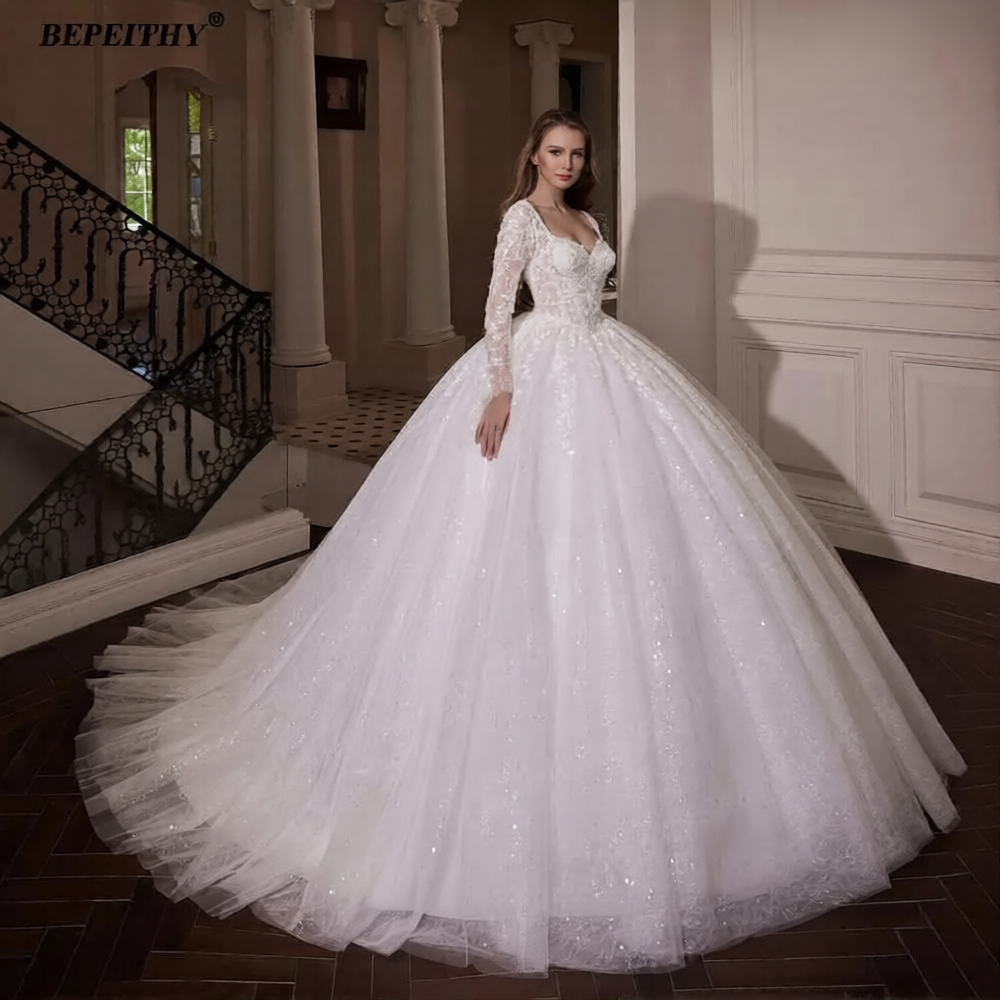 Robe de mariée princesse avec strass et paillettes, design élégant et brillant, par Robe de mariée Paris, vue en détail.