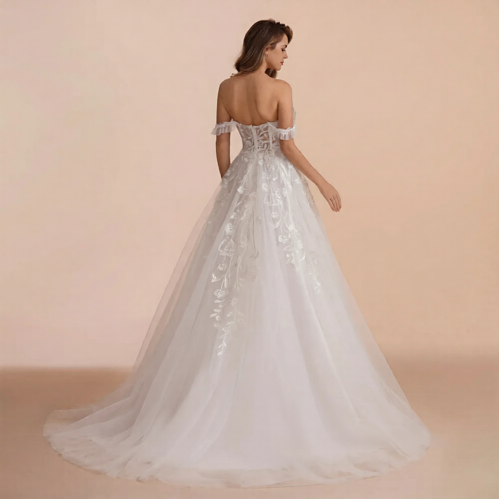 Robe de mariée modeste de la marque Robe de mariée Paris, longue avec dentelle et décolleté discret, portée lors d'une cérémonie nuptiale.