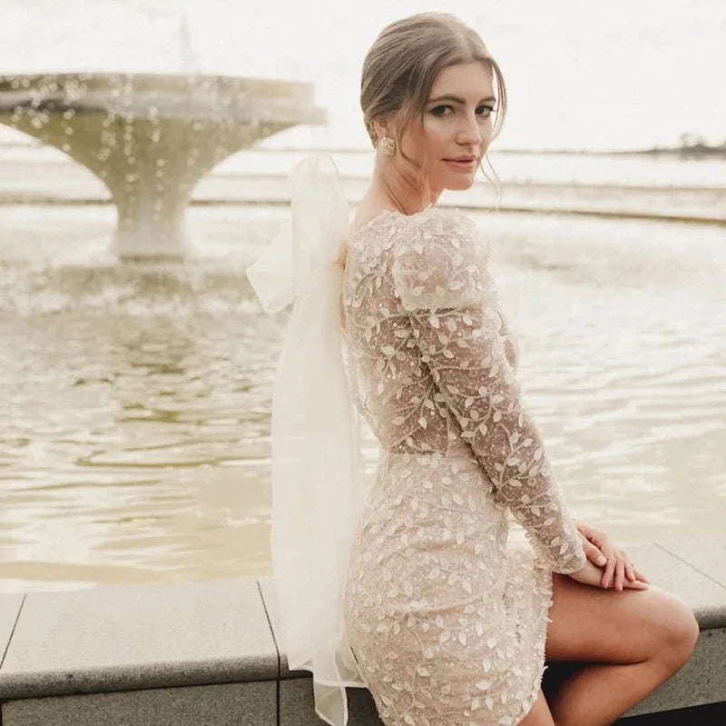 Robe de mariée bohème 2021 en tissu léger avec dentelle, manche fluide et style romantique, portée par un mannequin.