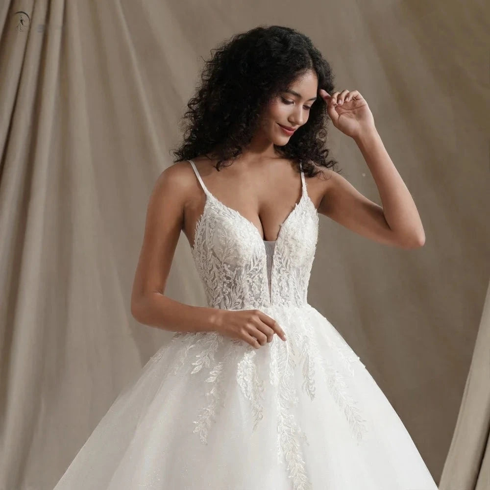 Robe de mariée empire élégante en satin blanc, détail en dentelle et ceinture fine, par Robe de mariée Paris.