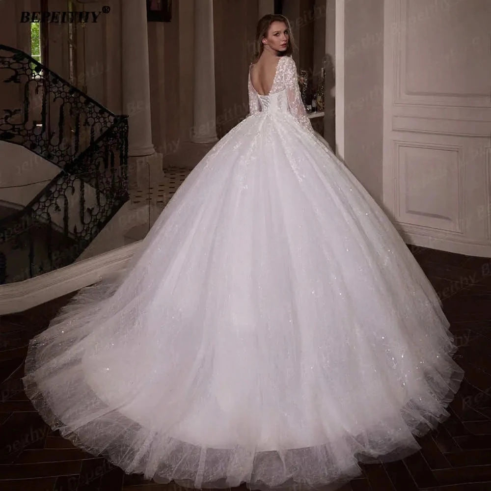 Robe de mariée princesse avec strass et paillettes, design élégant de la marque Robe de Mariée Paris, vue en gros plan.
