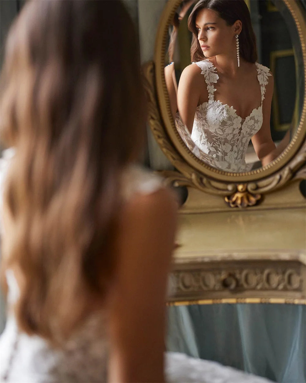 Robe de mariée année 50 de la marque Robe de mariée Paris, en satin blanc avec dentelle et décolleté élégant.