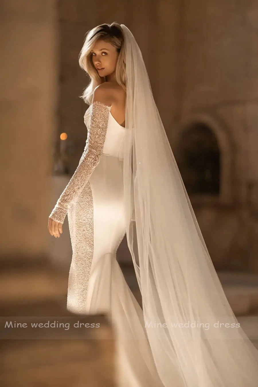 Robe de mariée crème élégante de la marque Robe de Mariée Paris, vue de face avec détails en dentelle et ceinture délicate.