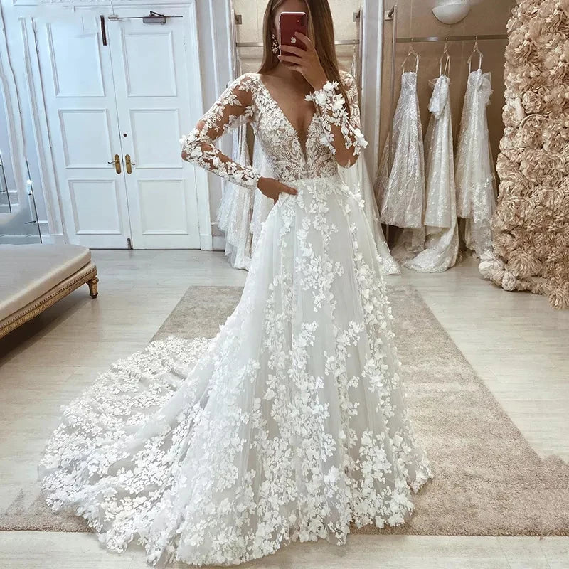 Robe de mariée année 70 de Robe de mariée Paris, détails en dentelle et style vintage, portée avec voile blanc long.