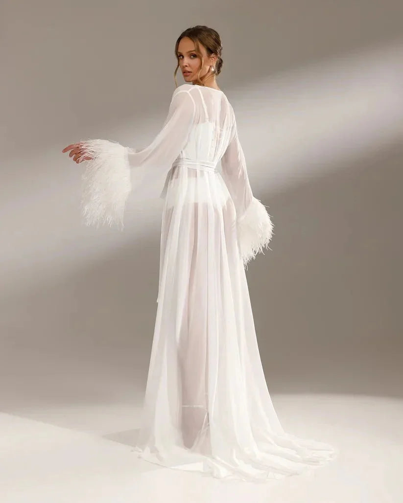 Robe de mariée hiver avec fourrure de la marque Robe de mariée Paris, détail de la doublure et du tissu élégant.