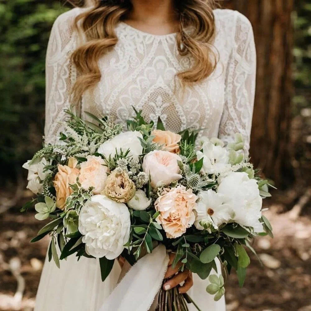 Robe de mariée bohème en dentelle avec dos nu, style bohème romantique, détails élégants et finition délicate.