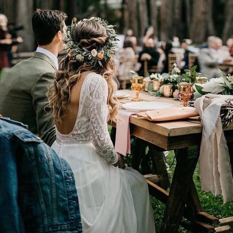 Robe de mariée bohème en dentelle avec dos ajouré, style romantique et fluide, idéale pour une cérémonie bohème.